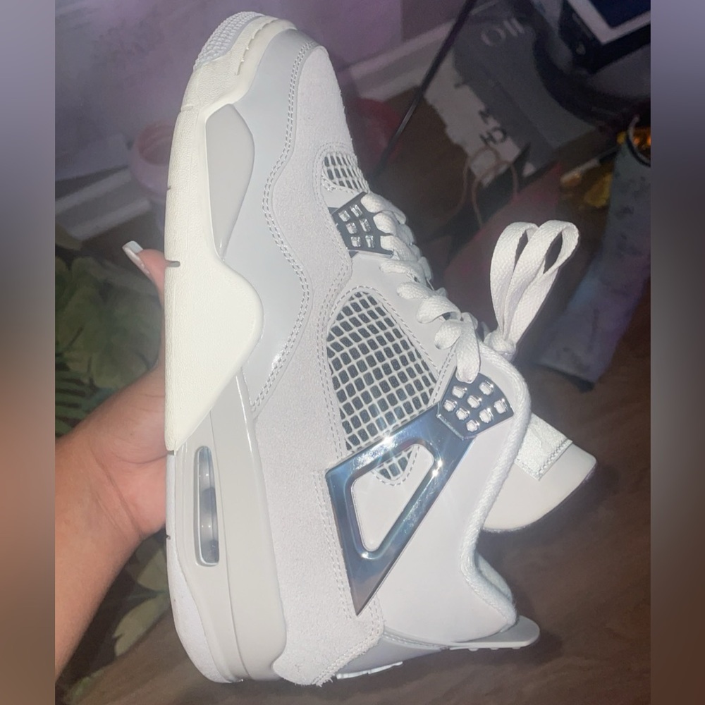 Frozen Moments Retro 4’s size 9 in Women’s, new - Picture 3 of 5